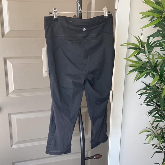 ⭐️lululemon always airy run crop- made of nulux - NWT!!⭐️ - Picture 2 of 4